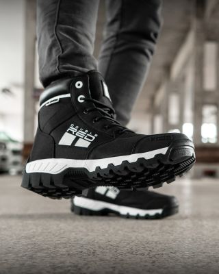 𝗦𝗧𝗘𝗣 𝗜𝗡𝗧𝗢 𝗨𝗥𝗕𝗔𝗡 𝗖𝗢𝗠𝗙𝗢𝗥𝗧. Nové URBAN™ topánky prinášajú rovnováhu medzi štýlom a funkčnosťou. Ľahké, pohodlné a inšpirované...