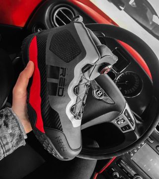 #TheFutureIsHere • Zabudni na klasické šnúrky. Nový systém 𝗪𝗜𝗥𝗘™ prináša okamžité prispôsobenie a futuristický štýl. Ľahká...